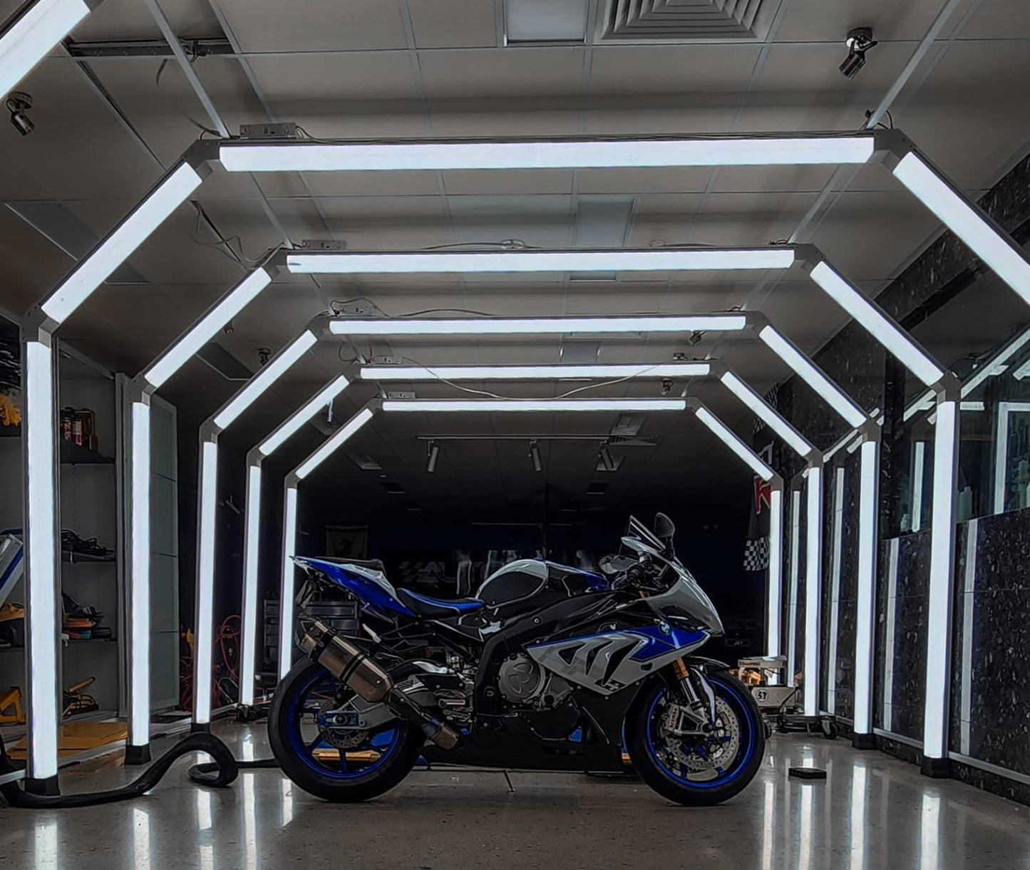 Showroom / Garage modular LED Grid Maxi Lighting Tunnel